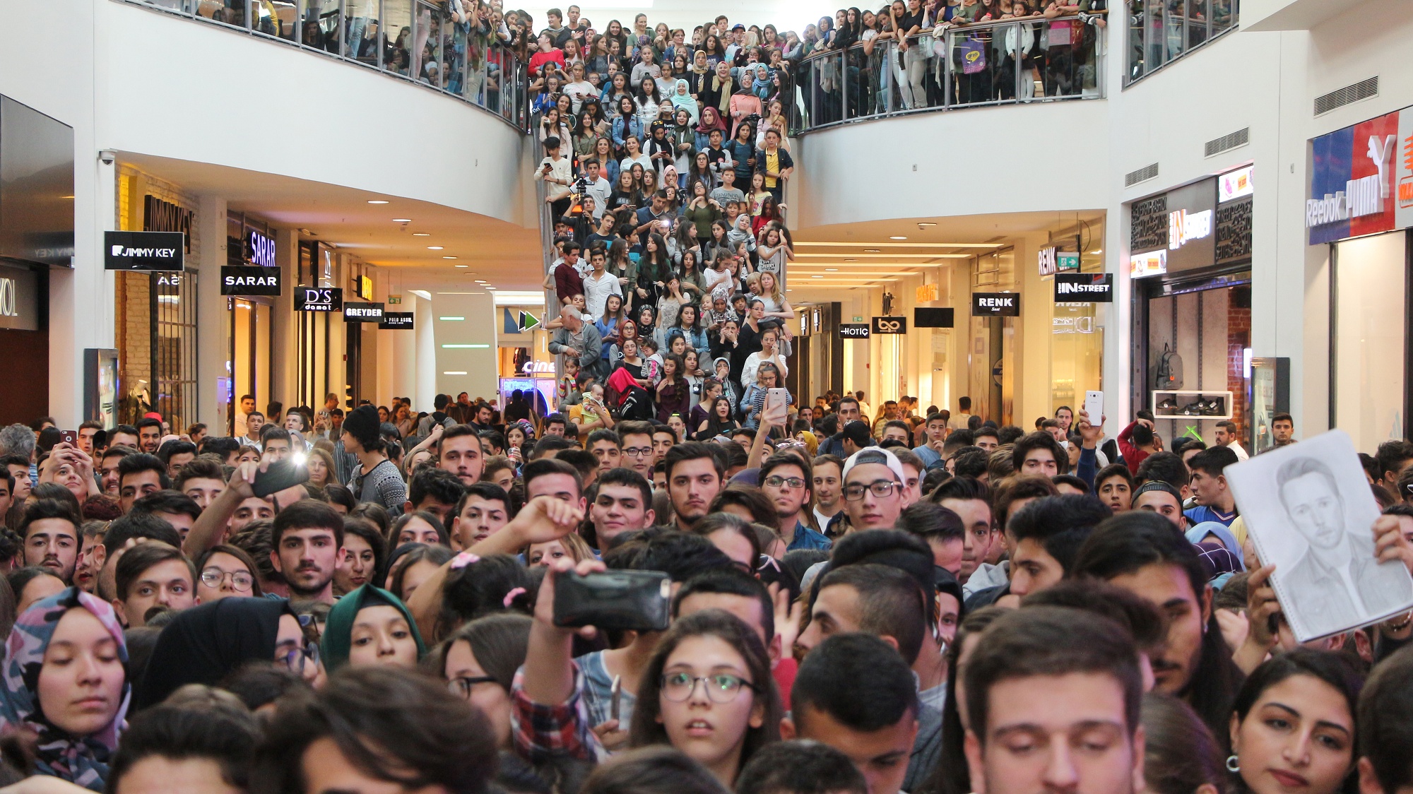 Oğuzhan Koç Manisa’da Hayranlarıyla Buluştu